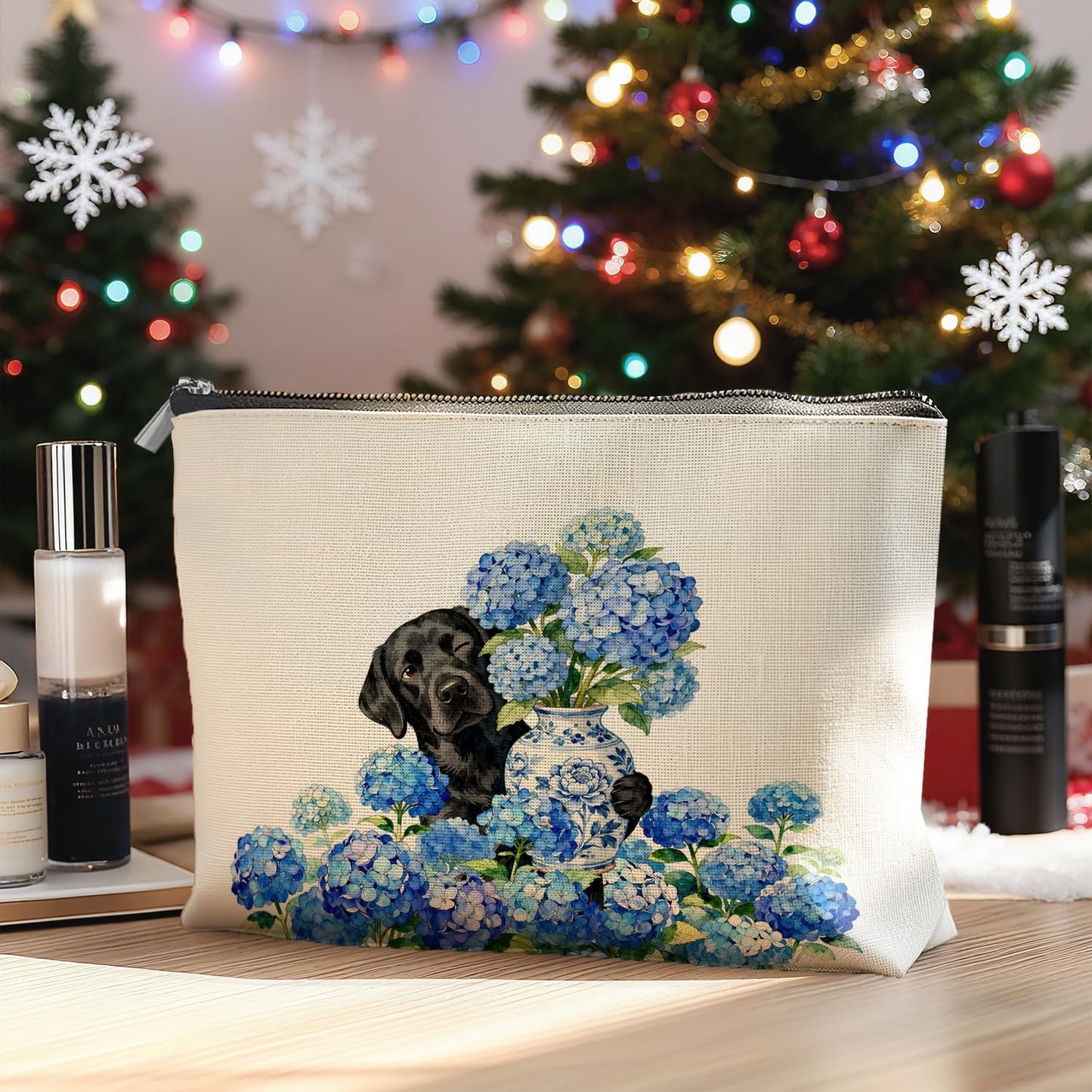 Blue Chinoiserie Hydrangea Labrador Retriever Makeup Bag Gifts for Women, Black Lab Gifts Cosmetic Bag, Grandmillennial Floral Black Labrador Dog Zipper Makeup Pouch Travel Toiletry Bag