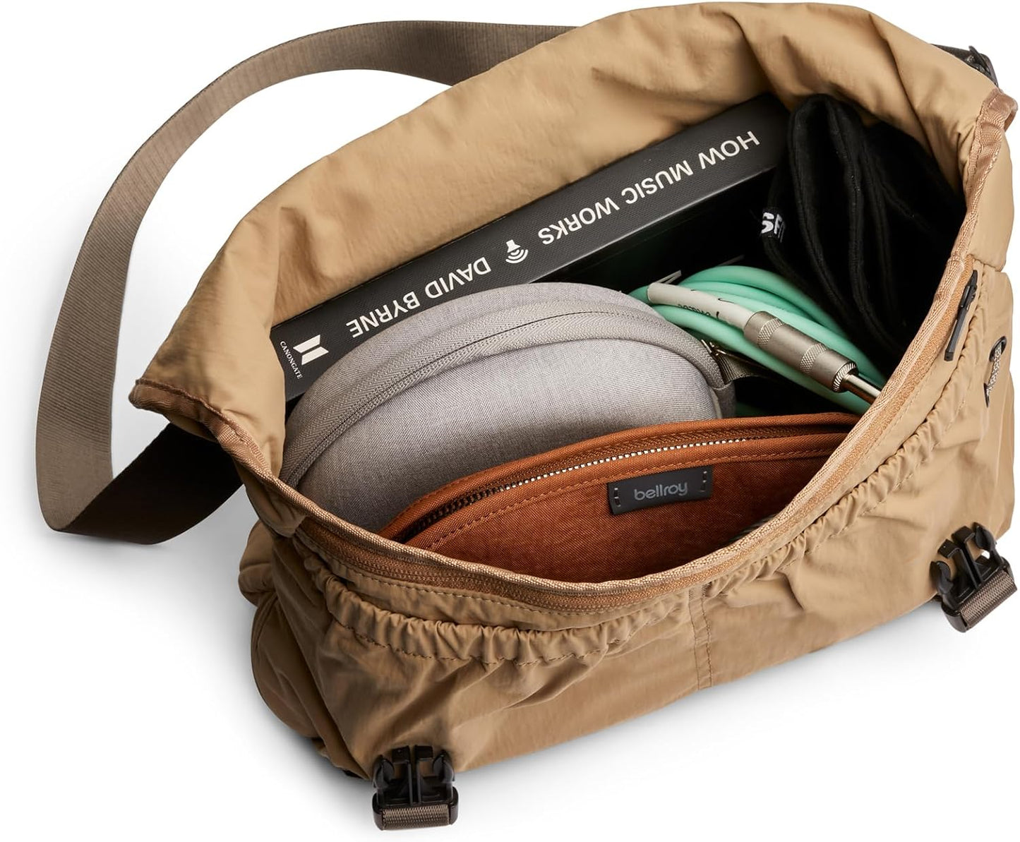 Bellroy Cinch Messenger (12 liter lightweight shoulder bag, water-resistant fabric, effortless organization) - SandDune