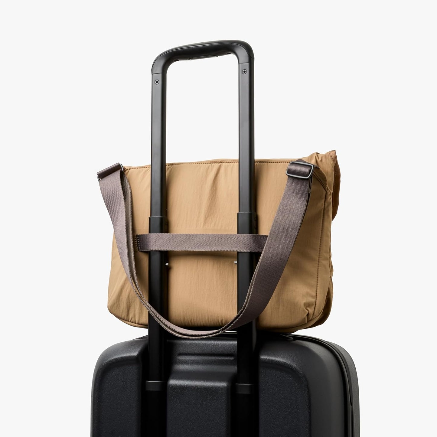 Bellroy Cinch Messenger (12 liter lightweight shoulder bag, water-resistant fabric, effortless organization) - SandDune