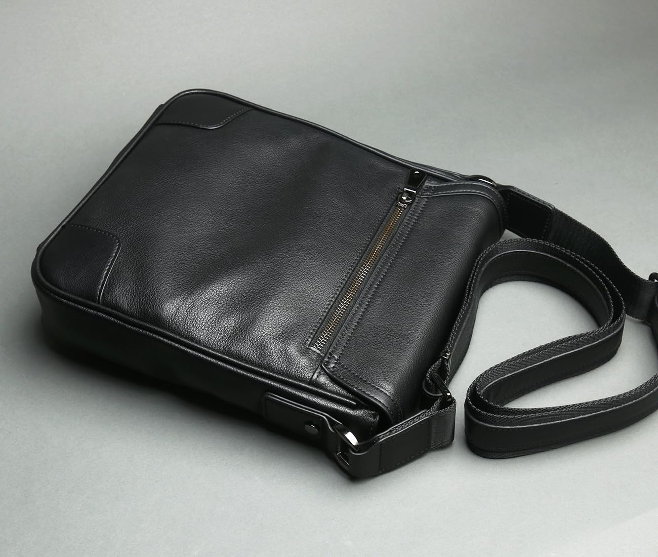 Xuanwei men's full grain cowhide messenger bag, high-end messenger bag, suitable for carrying tablets and business work