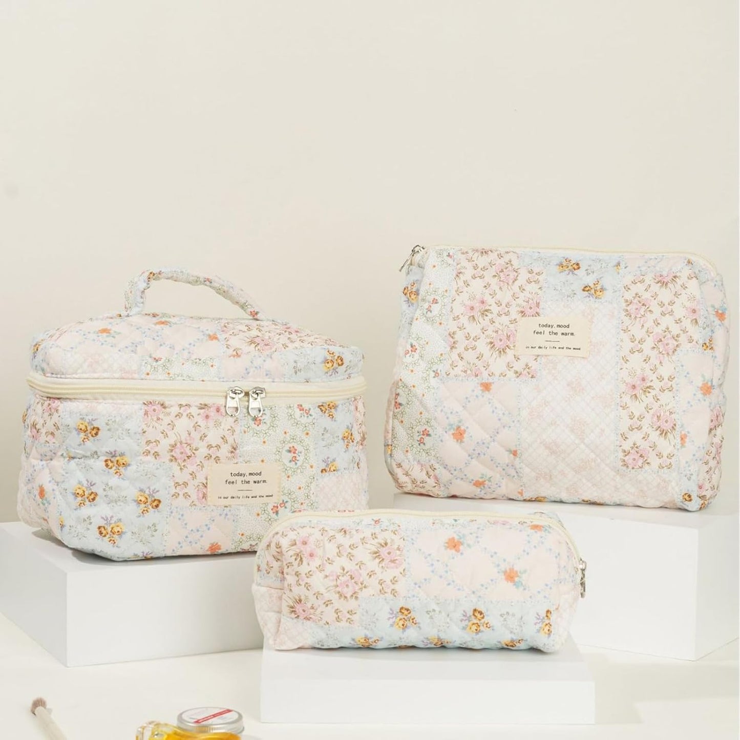 Quilted Makeup Bag, Large Makeup Bag, Cute Cosmetic Pouch for Women Girls, Floral Coquette Aesthetic Patchwork Travel Toiletry Make Up Organizer Bag-Bees&Flower