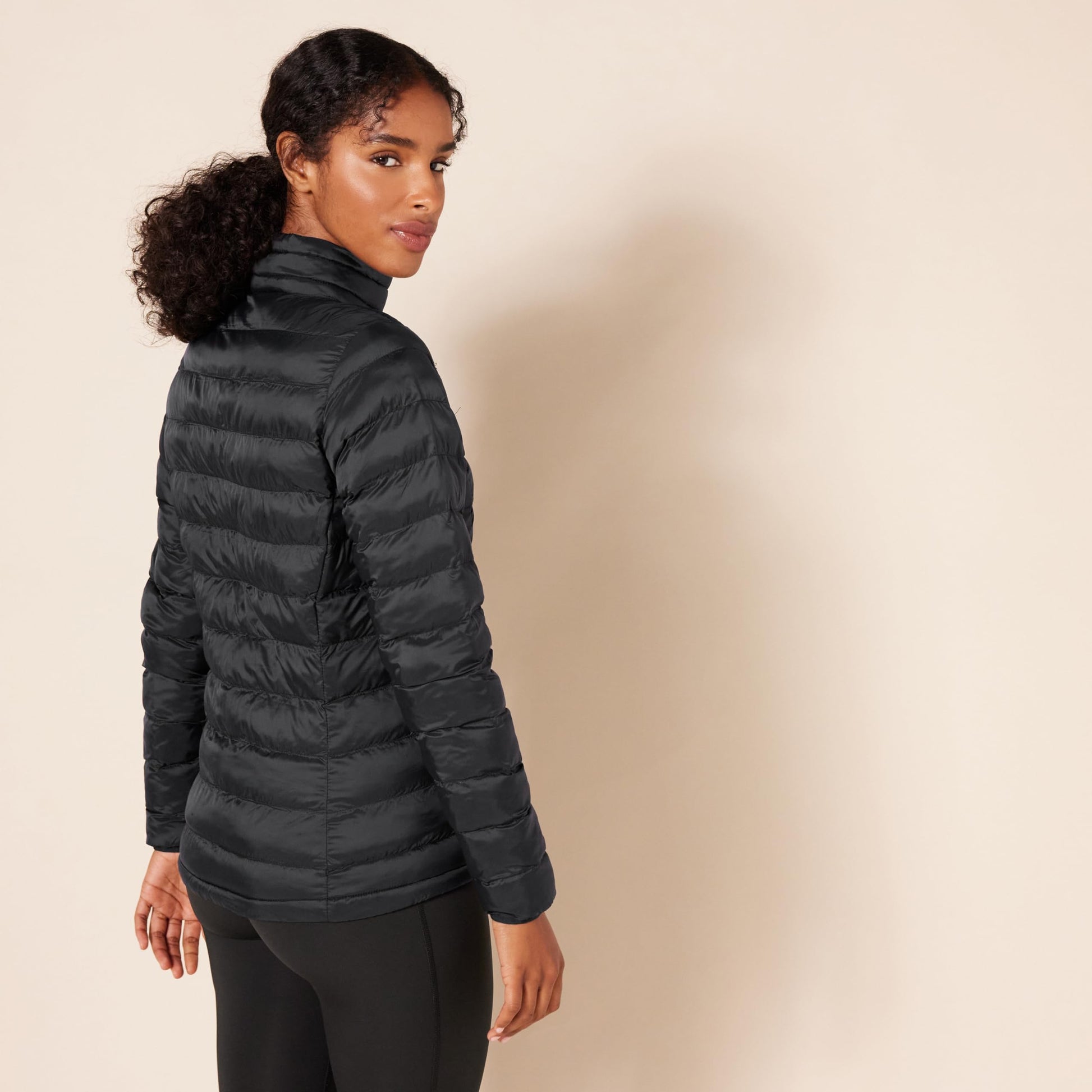 Amazon Essentials Women's Lightweight Water-Resistant Packable Puffer Jacket Outerwear, -black