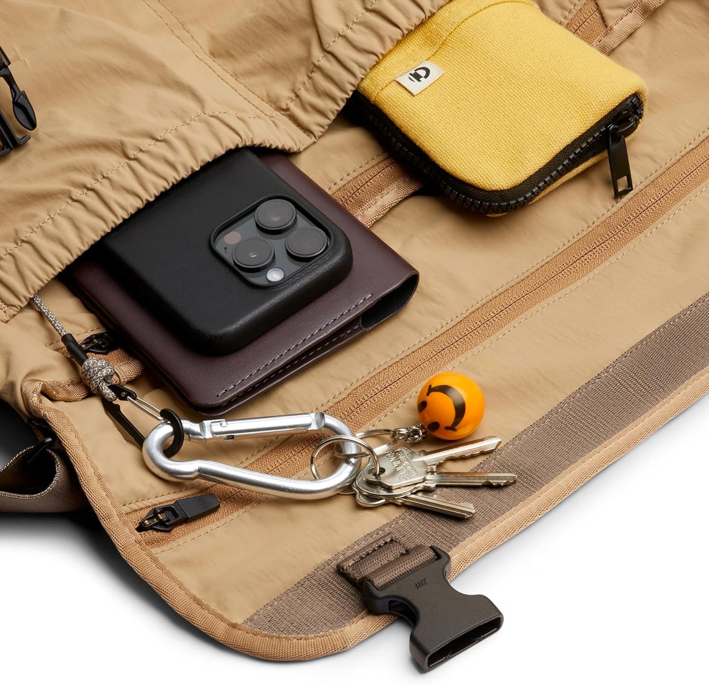 Bellroy Cinch Messenger (12 liter lightweight shoulder bag, water-resistant fabric, effortless organization) - SandDune