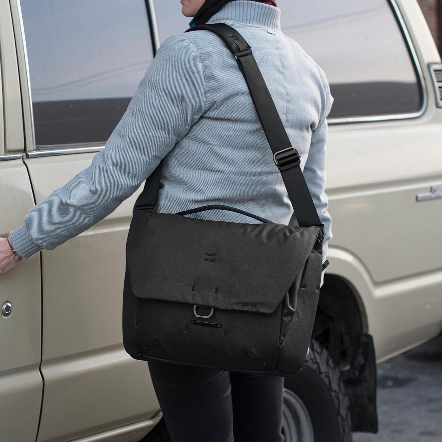 Peak Design Everyday Messenger V3 13L, Black, Weatherproof Camera and Work Bag with Laptop Sleeve