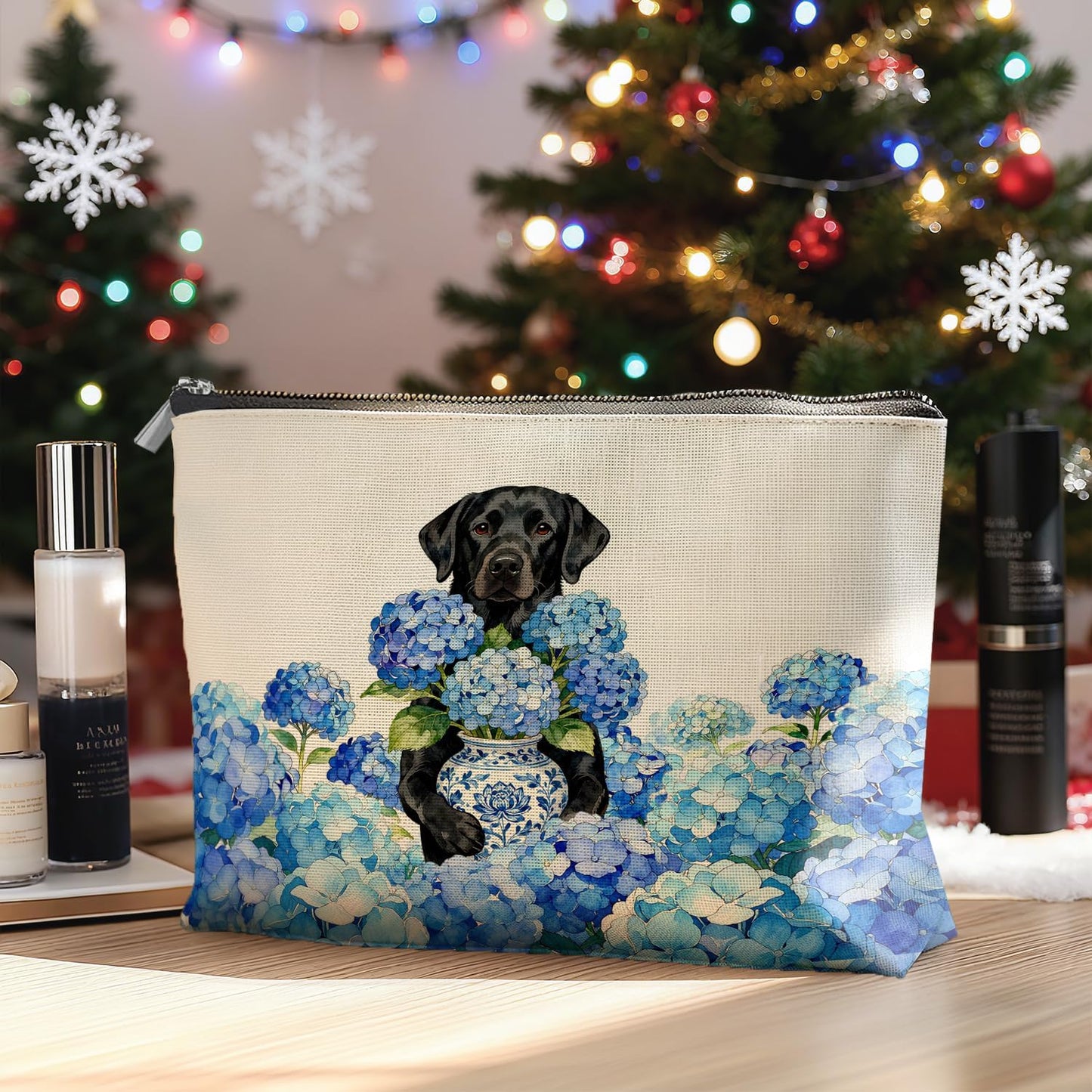 Blue Chinoiserie Hydrangea Labrador Retriever Makeup Bag Gifts for Women, Black Labrador Themed Gifts Cosmetic Bag, Grandmillennial Floral Dog Zipper Makeup Pouch Travel Toiletry Bag