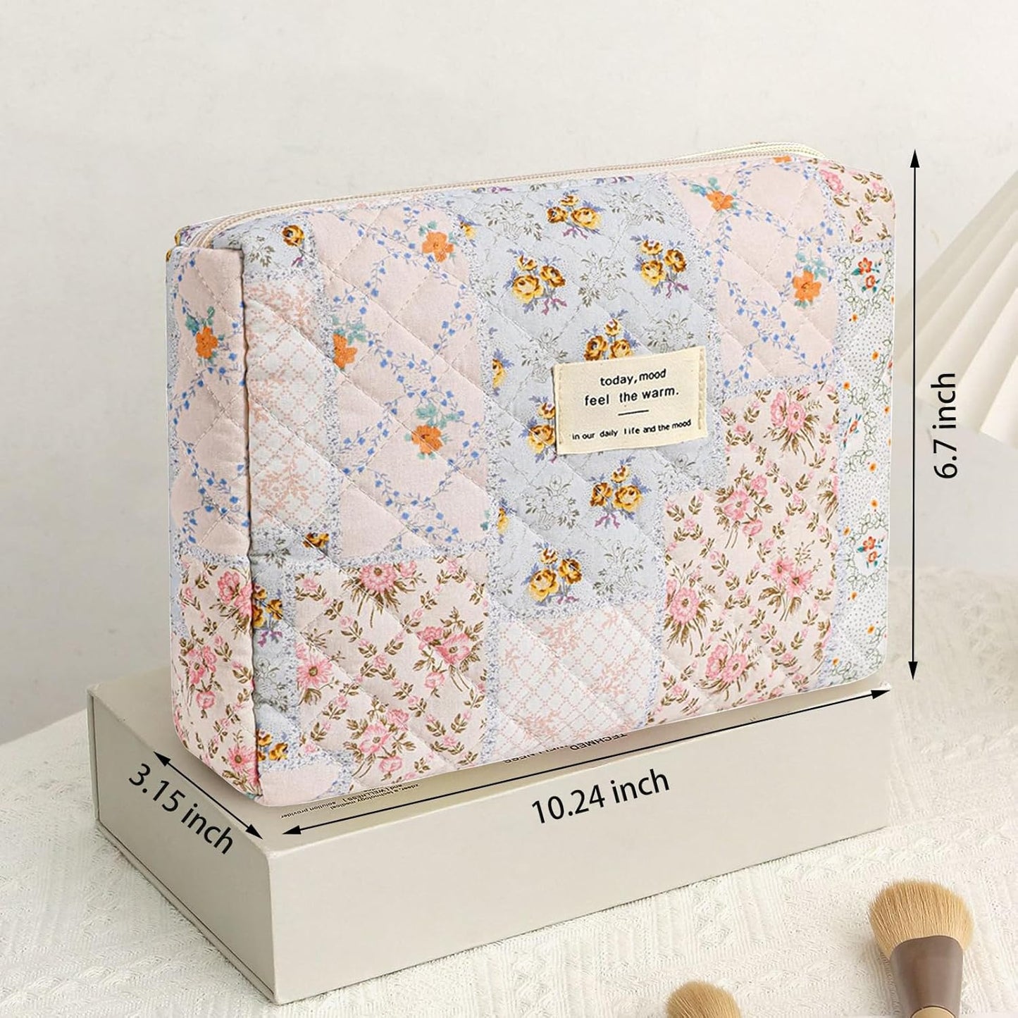 Quilted Makeup Bag, Large Makeup Bag, Cute Cosmetic Pouch for Women Girls, Floral Coquette Aesthetic Patchwork Travel Toiletry Make Up Organizer Bag-Bees&Flower