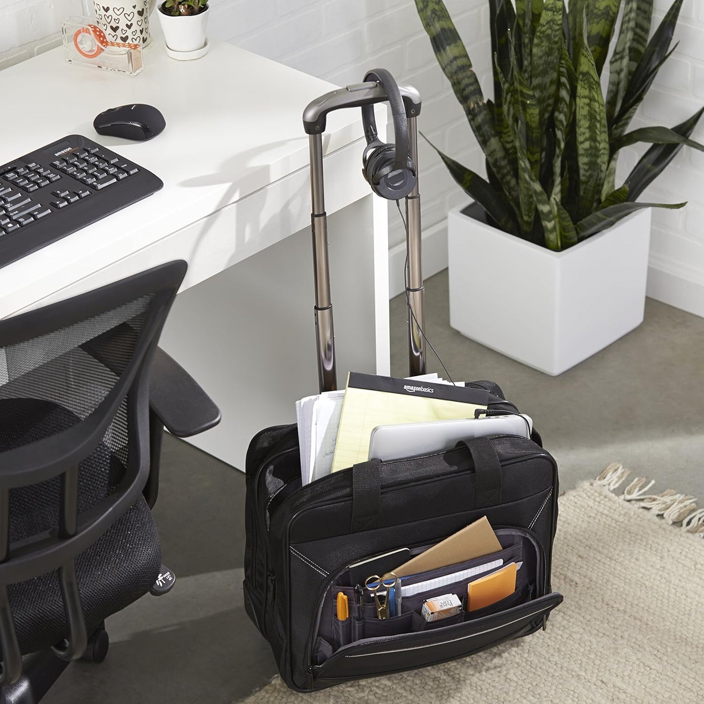 Amazon Basics Rolling Laptop Case, 15.6 in, Black